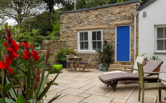The Vicarage Newlyn 1 Bed River View Parking