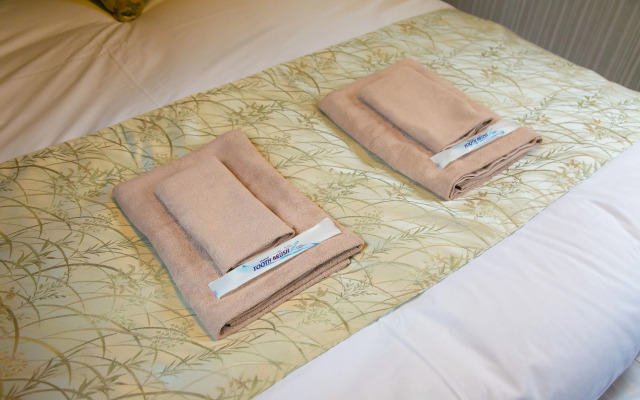 Calm Asakusa Kaminarimon Gate