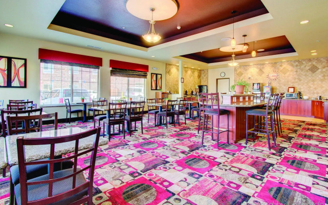 La Quinta Inn & Suites by Wyndham Denver Gateway Park