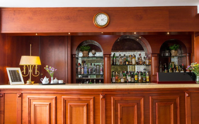 Alexios Inn Hotel