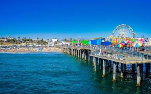 SANTA MONICA LUXURY APARTMENT WALK to BEACH!