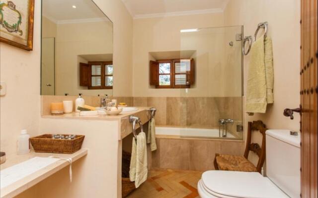 Villa Can Pirata . Seafront Villa For 10 People
