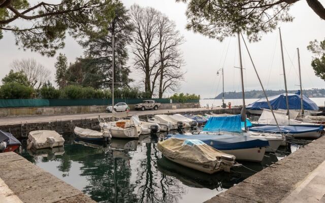 Snug Holiday Home in Salò With Balcony