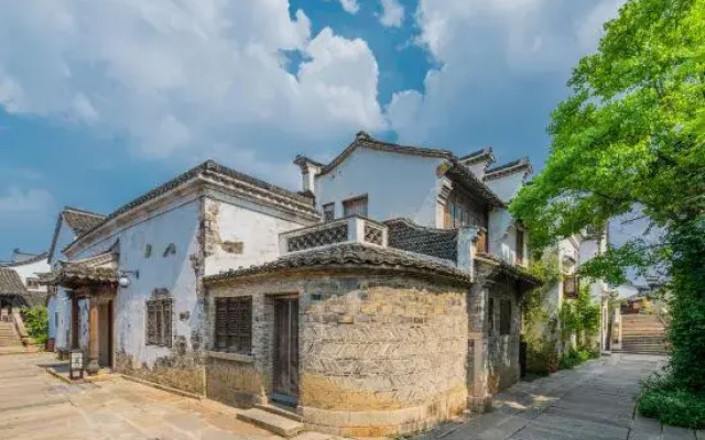 Puyuan fashion ancient town theme inn