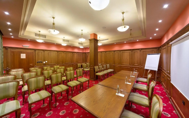 Club Central Hotel