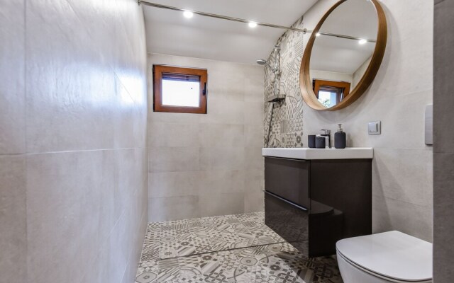 FM Luxury 3-BDR Apartment - 3 Levelled Home