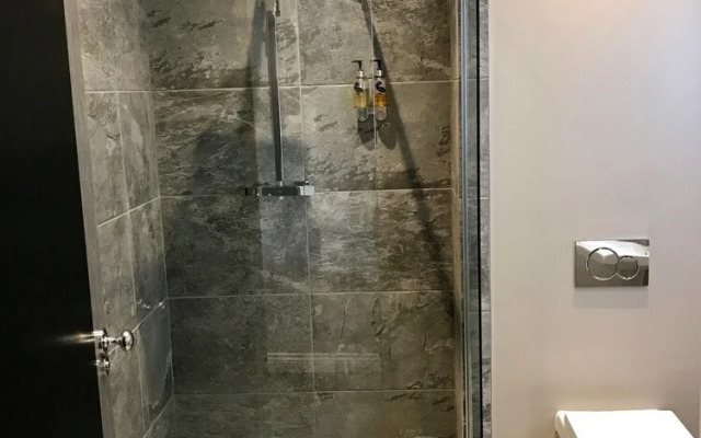 The Raven Hotel - Inn