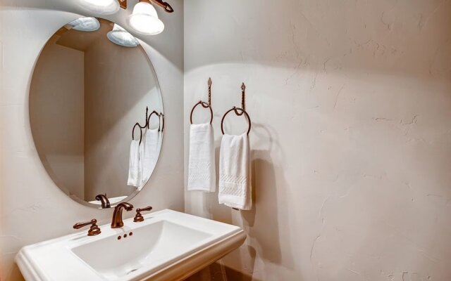 Dunkin Hill Lodge 5 Bedroom Home by RedAwning