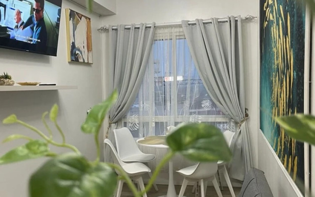 Spacious Modern Condo with Balcony