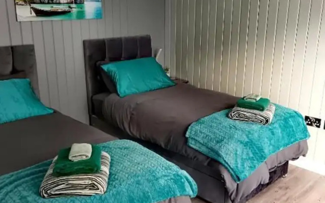 2-bedroom Guesthouse in Derby City, Parking, Wi-fi