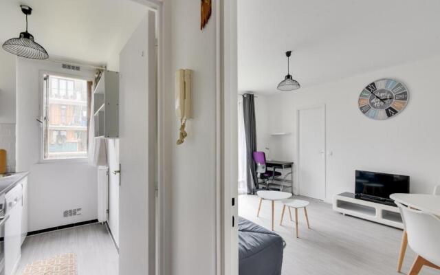 Budget apart with balcony near Paris
