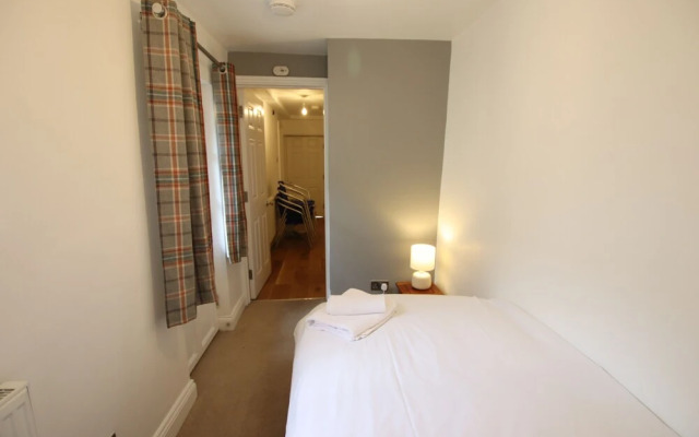 Charming Flat With Private Patio in Clifton