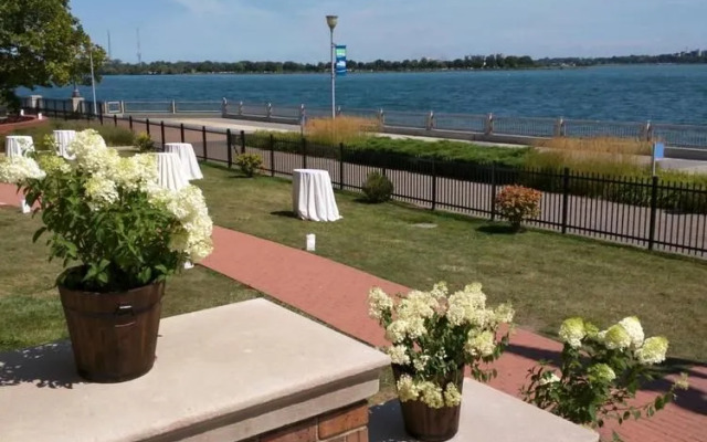 Roberts Riverwalk Hotel Detroit