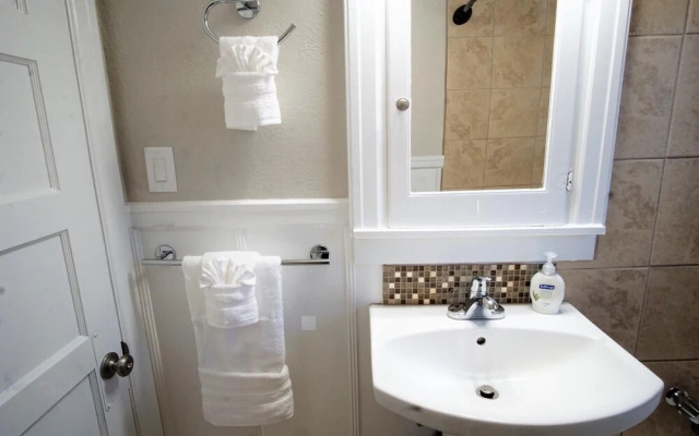 Beautiful Bungalow Next to UNC-FREE Cruiser Bikes!