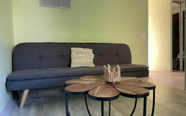 Prime 2Br Apt Next to Train Station