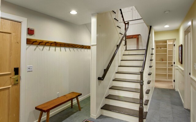 Long Trail House - Stratton Mountain