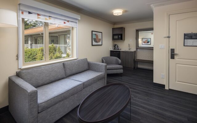 Elk Lake Inn & Suites Victoria