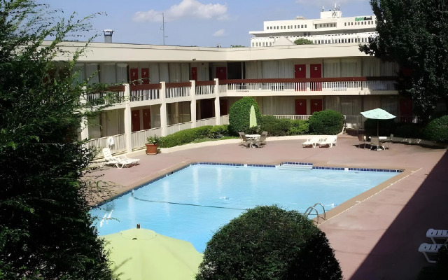 Trade Winds Central Inn