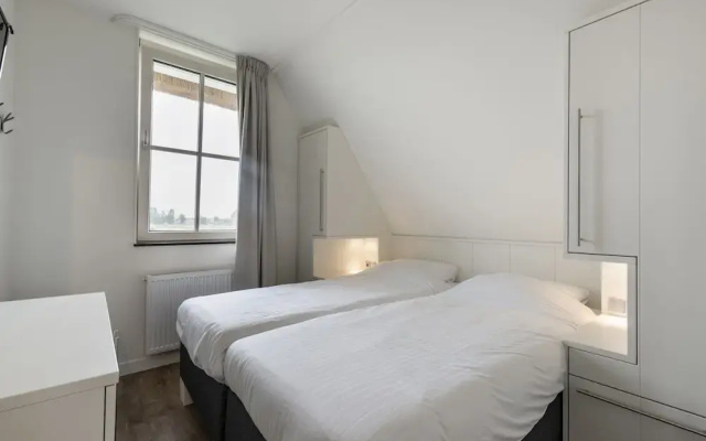 Spacious Villa With a Sauna, at the Tjeukemeer