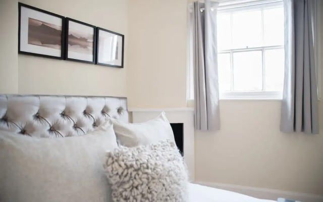 Elliot Oliver- 2 Bedroom Duplex Town Centre Apartment