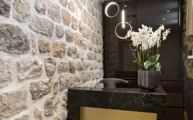 Sea Rocks Residence