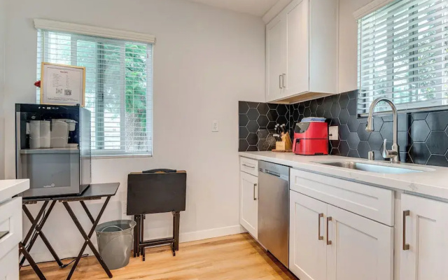 4 Mi to Sofi Stadium, Fenced Yard: Modern Retreat!