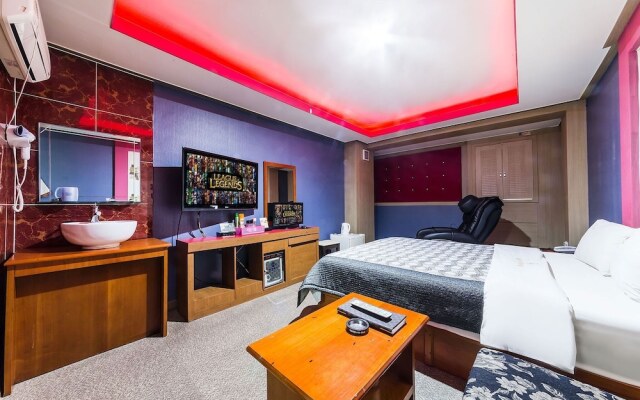 Boom Hotel