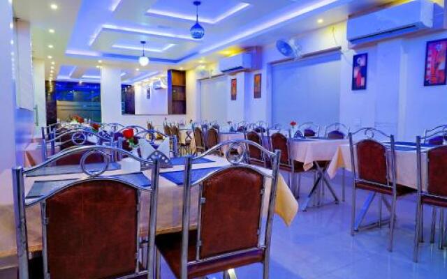 Capital O 28420 The Kanchan Plaza