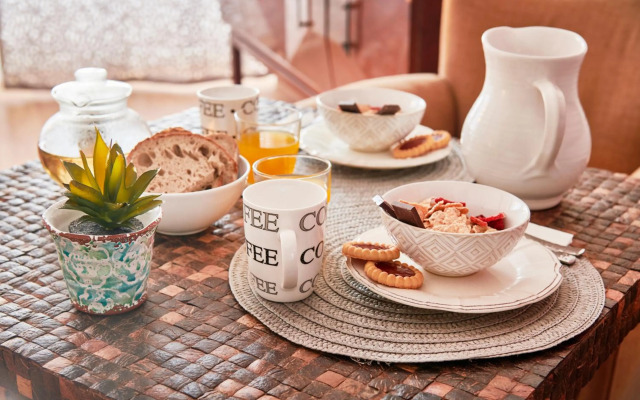 Renovated Charming Apartment, By TimeCooler