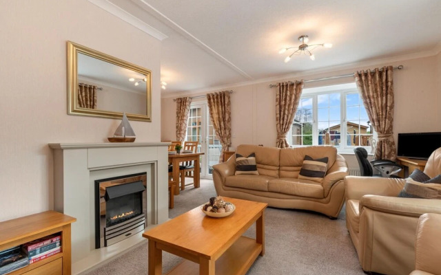 Castaway Lodge - Close to Beach Lovely Lodge With Veranda