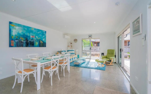 Rose's Beach Pad - Matarangi Holiday Home