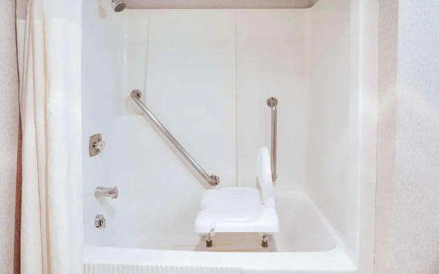 Super 8 Macknaw City/Beachfront Area