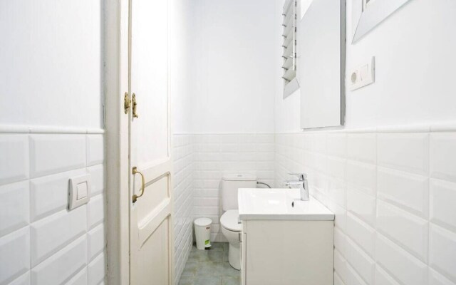 Spacious 4 Bed Apt Close to Sagrada Familia Temple