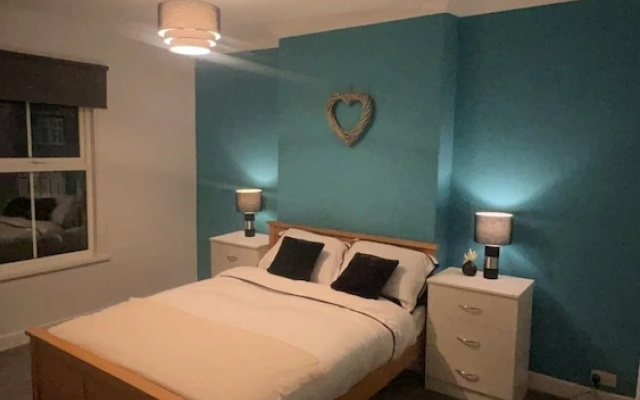 2-bed Home - Sleeps 4, Parking & Garden