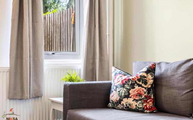 NIKSA Serviced Accommodation - 3 bedroom house