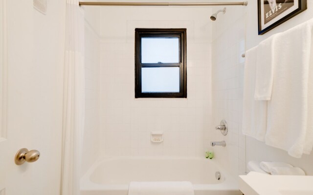 Contemporary Condo Minutes To Downtown Gulch