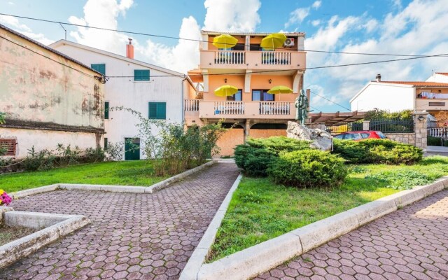 Pleasant Apartment in Posedarje near Sea