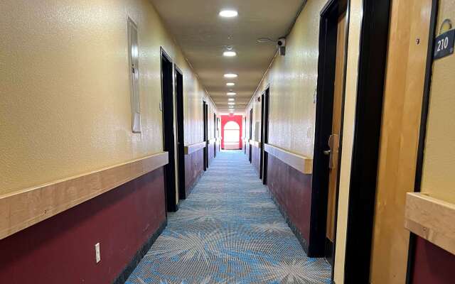 Days Inn & Suites by Wyndham Hutchinson