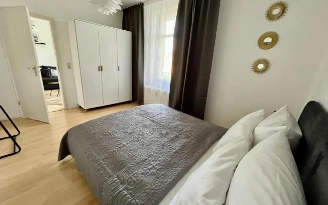 Purer Luxus mit 2 Schlafzimmern, Balkon und Privat-Parkplatz