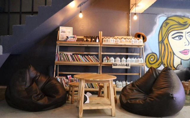 Norn Nung Len Cafe & Hostel