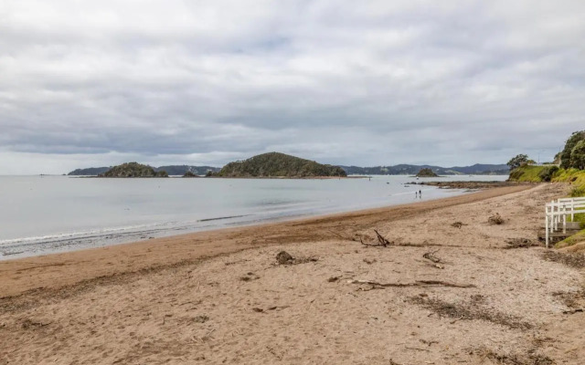 Waterfront Beach House - Paihia Holiday Home