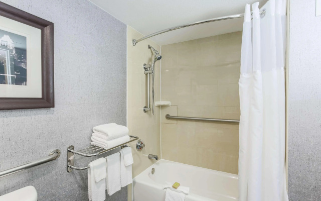 DoubleTree by Hilton Austin - University Area