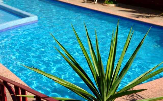 Del Real Hotel & Suites