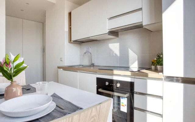 Bright flat near Lambretta Park