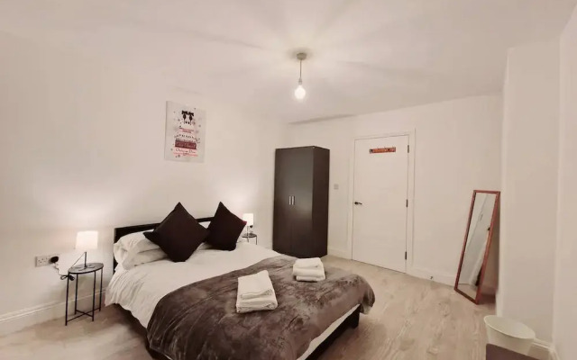 Deluxe 2 Bed Apartment in Uxbridge