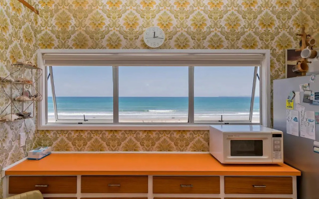 Beachfront Hideaway - Matarangi Holiday Home