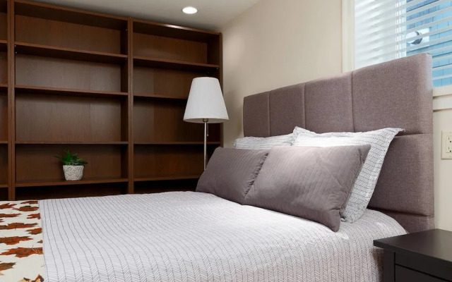 Cozy 3 Bedroom Suite near Queen Elizabeth Park