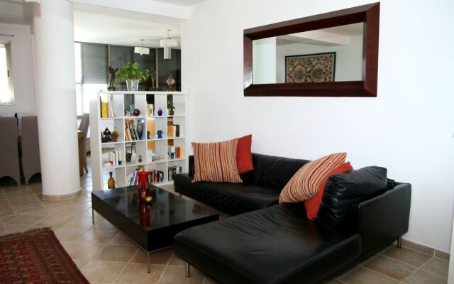 Bograshov Penthouse steps from the beach