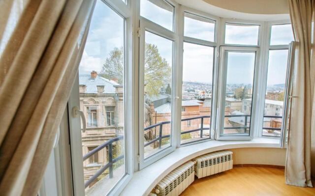 1BR apartment with balcony on Mtatsminda