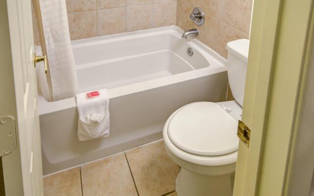 Econo Lodge East